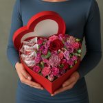 Розы малиновые